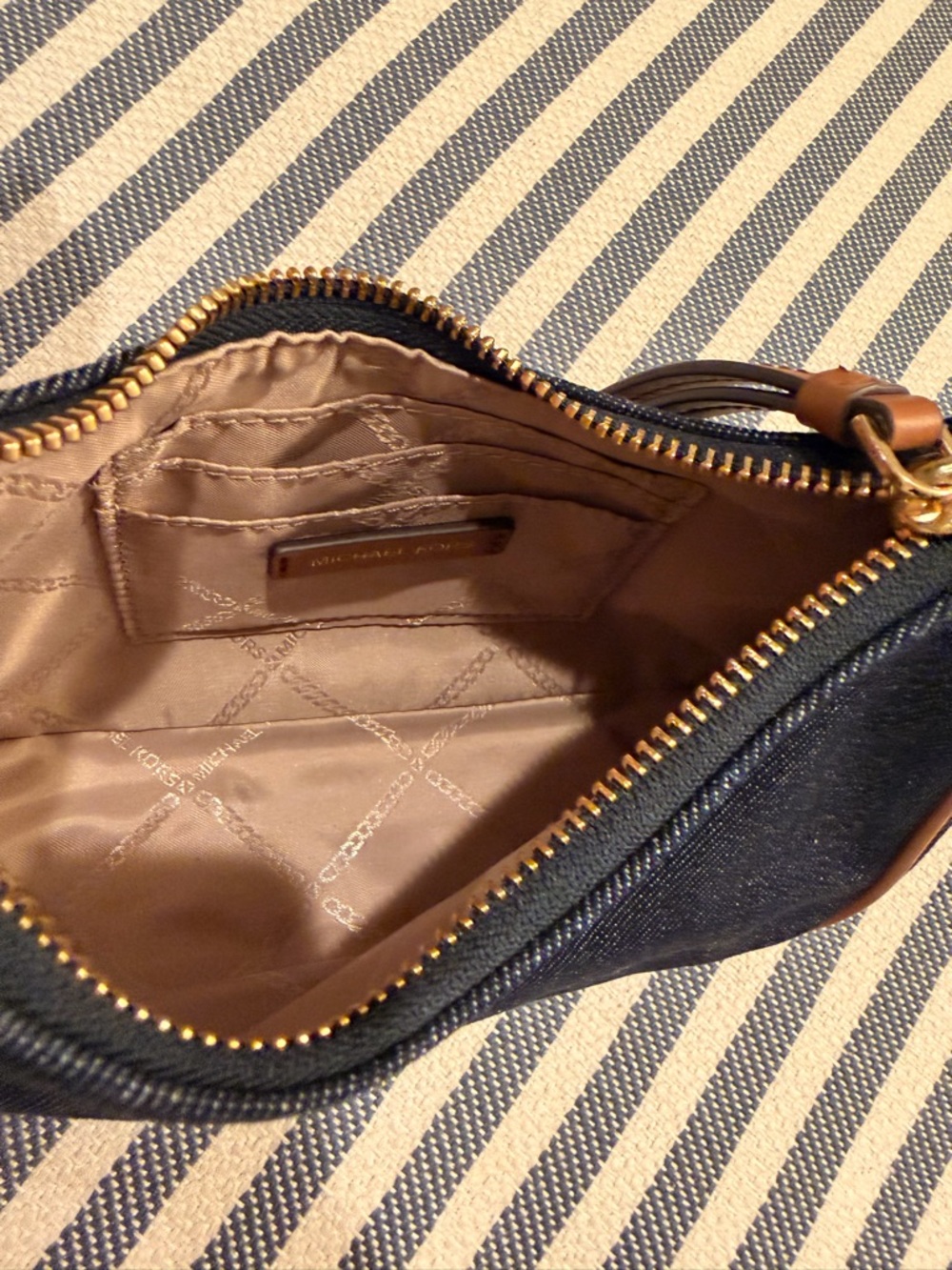 MICHAEL KORS “DENIM” (Retail:$198) Jet Set Charm pochette. 👖💙💙💙 - Picture 9 of 9